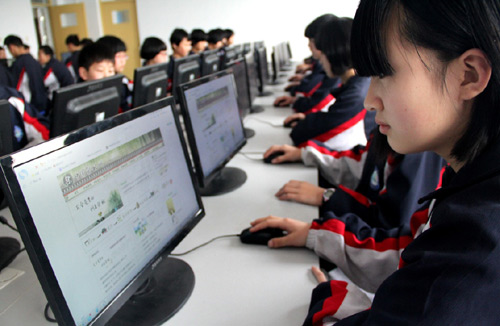 3月31日,河北省任县第四中学的学生通过网络祭奠英烈.