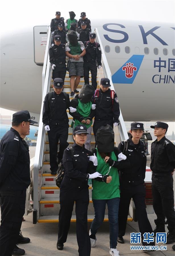 台嫌犯被遣返大陆照片曝光 戴黑头套