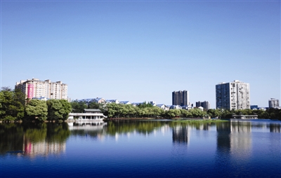 4月16日上午,市城區濱湖公園,天空湛藍,空氣良好. 李龍 攝