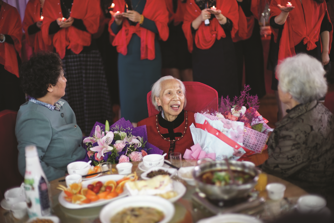 株洲百岁老人生日宴播《南京大审判》