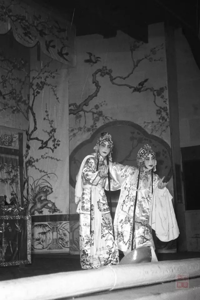 1950年,梅蘭芳(右),梅葆玖父子在上海同臺演出《遊園驚夢》.