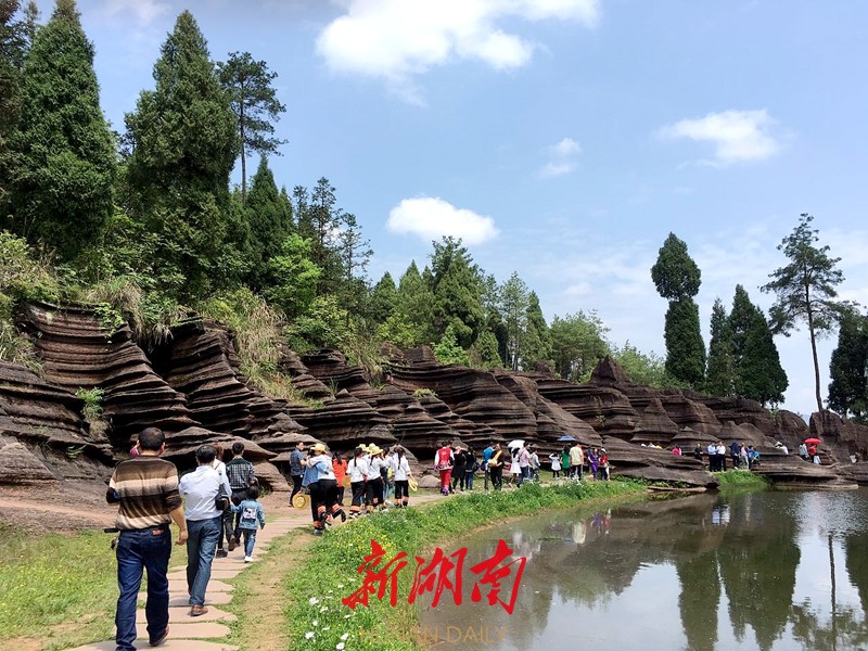 徐行 通讯员 贺鹏"妹在河边洗白衣,一棒东一棒西,棒棒捶在岩头上,问