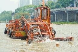 首艘自动打捞垃圾船湘江长沙城区段作业