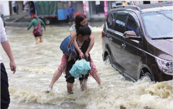 湘南遭强降雨  载13人的校车被困洪水