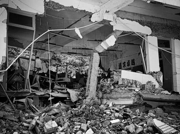 一忽八年,李杨用生命记录下的汶川大地震!