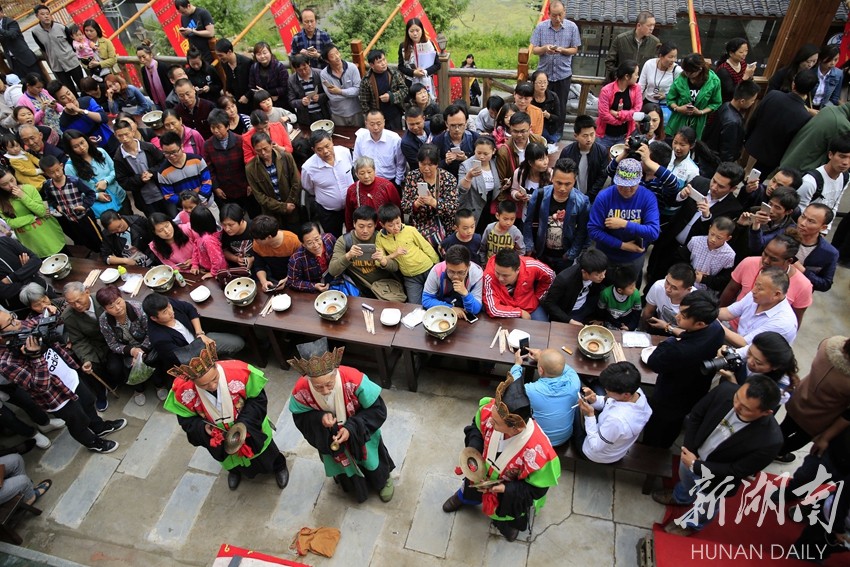 5月8日,张家界溪布老街景区,梯玛大师现场为天下的母亲祈福,拜火神