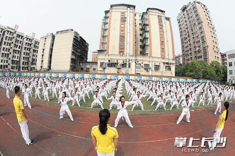 蓉园小学大课间千人跆拳道表演.长沙晚报记者陈飞 摄