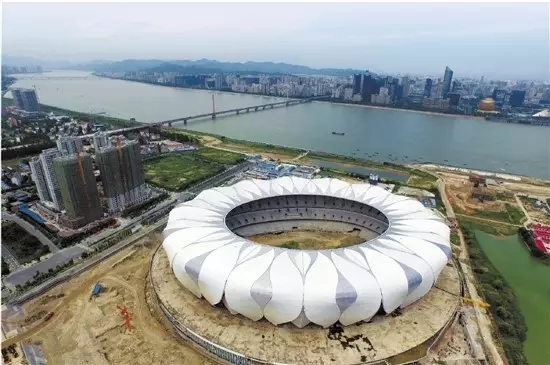 它就在杭州奥体中心主体育场旁边.