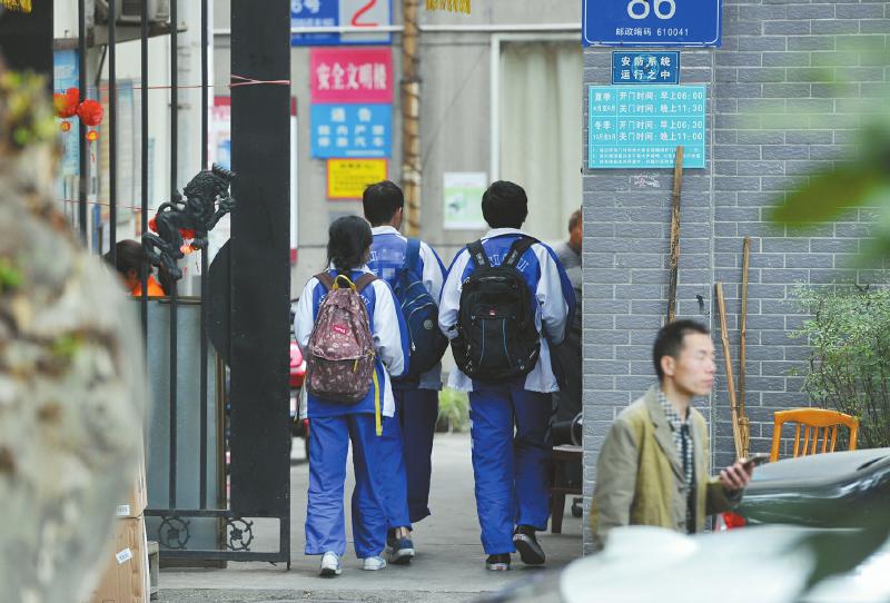 5月27日,成都某中学外的小区门口,刚刚放学的学生进入小区.