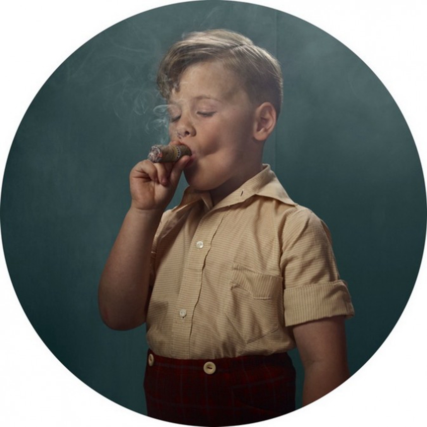 frieke janssens丨抽烟的小屁孩