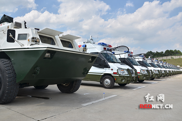 武警湖南省总队举行授装仪式 百辆防暴运兵车列装