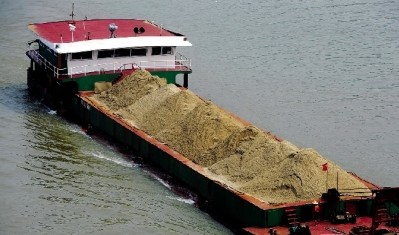 严厉整治洞庭湖运砂船超载