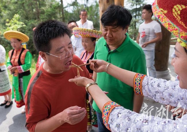 值传统端午佳节,上海鹏欣集团董事局主席姜照柏一行专程来到湖南溆浦