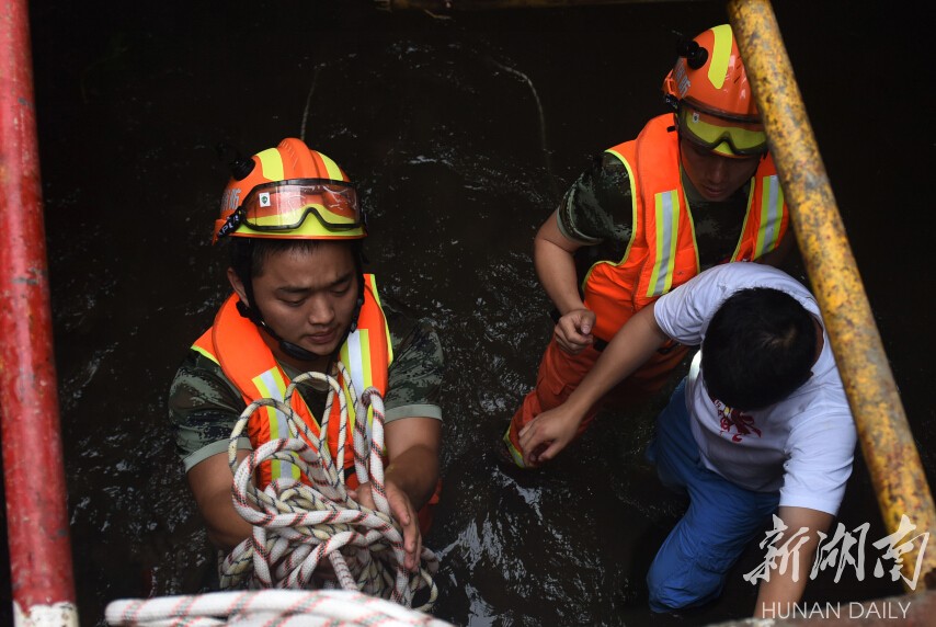 湘潭暴雨两名群众被困地下排水渠 消防紧急行动