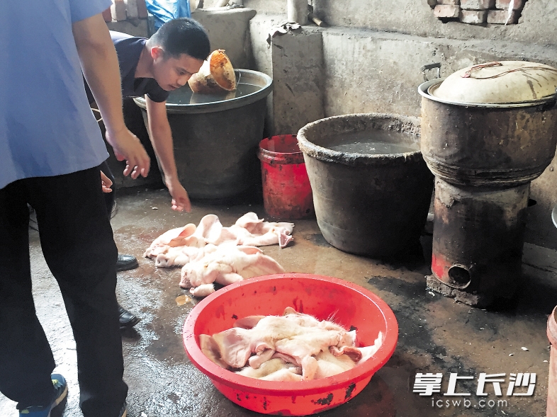 长沙黑作坊餐厨垃圾制潲水油 工业盐做牛肉