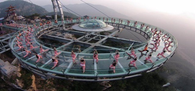 百名瑜伽爱好者悬空玻璃观景台秀瑜伽