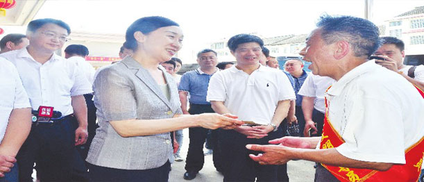 李微微调研娄底市“两学一做”并到基层讲党课