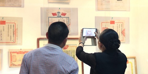 纪念中国共产党成立95周年收藏展昨日对外开放
