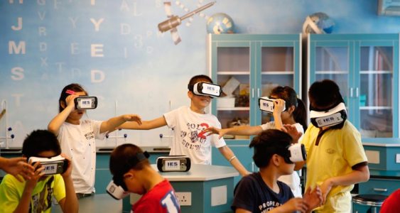 VR眼镜走进小学课堂 学生教室内“翱翔”太空