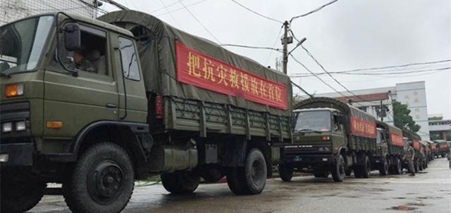 曹萍,曾梦辉代表县委,县政府和90万桃江人民,向全体增援部队官兵表示