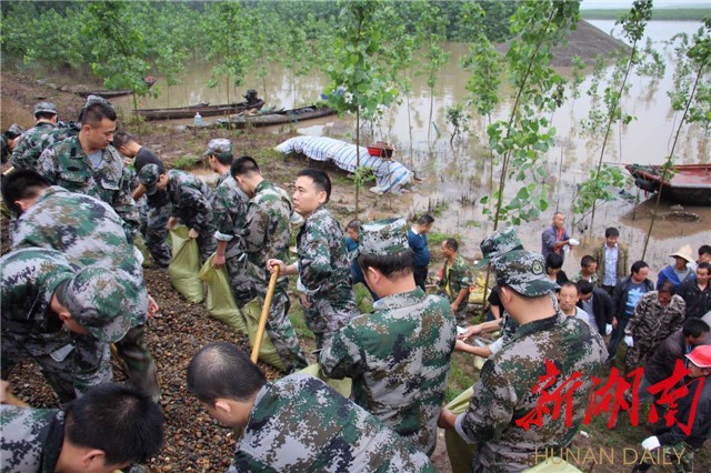 华容团洲垸被撕开口，人武部奋战一夜排险！