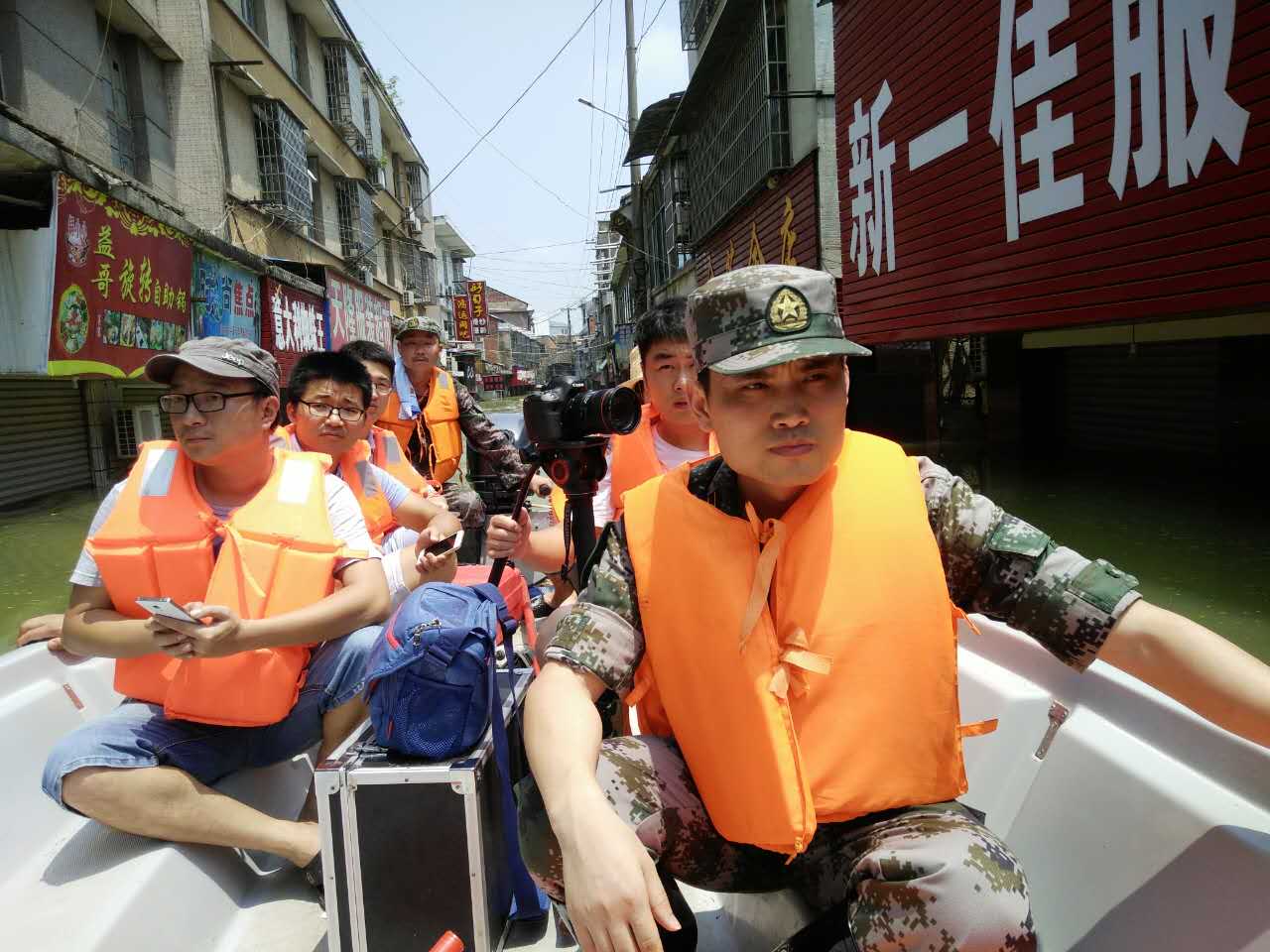 资阳区人武部舟桥应急分队帮助群众转移物资