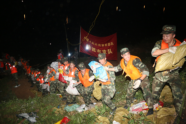 星夜鏖战：武警堵住益阳东烂泥湖大堤3处管涌