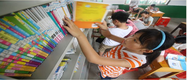 大范联校的学生们在学校图书馆看书