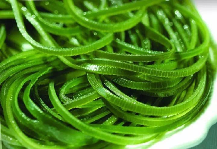 市面上有些海带颜色翠绿,鲜亮,非常好看,但泡在水里十来分钟