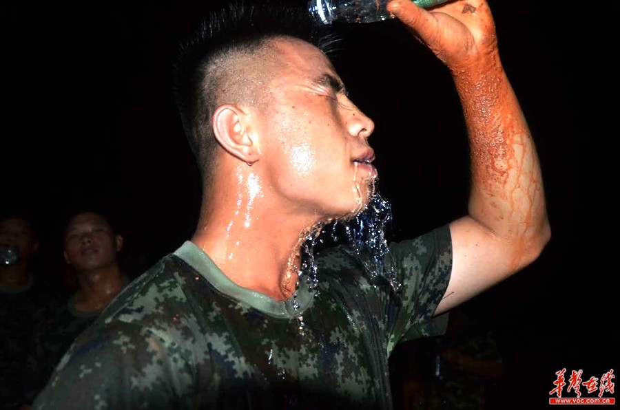 新华垸抢险纪实武警8733部队官兵通宵鏖战固堤