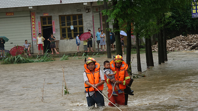 3名群众被洪水围困 益阳消防4渡洪水成功救人
