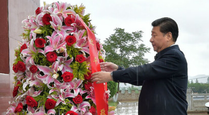 习近平考察宁夏 冒雨向红军长征会师纪念碑敬献花篮