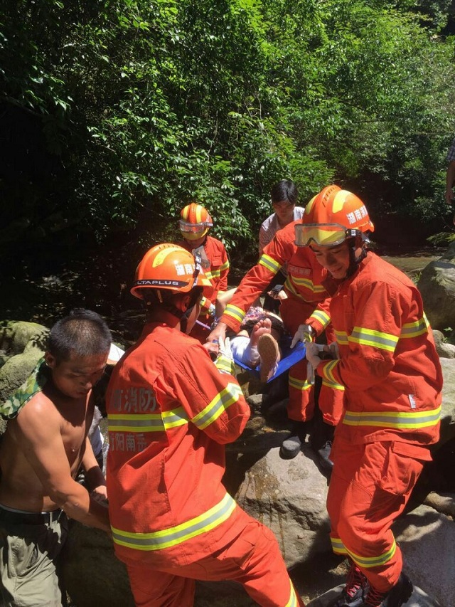 南岳景区7名游客被困  消防冒险救援