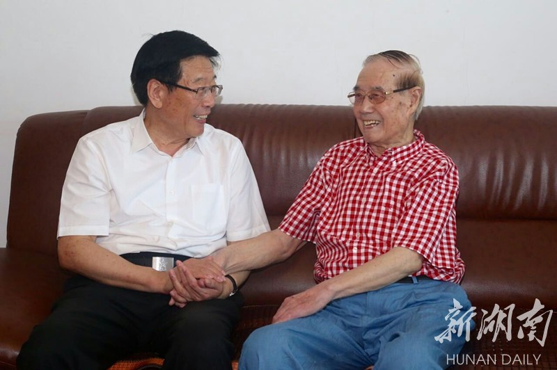 7月27日下午,徐守盛亲切看望95岁老红军刘占荣(右一).记者 张目 摄
