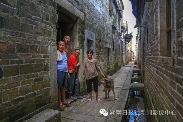 新田金盆圩河三岩村,明清老建筑群内生活的人们,恬静安逸.