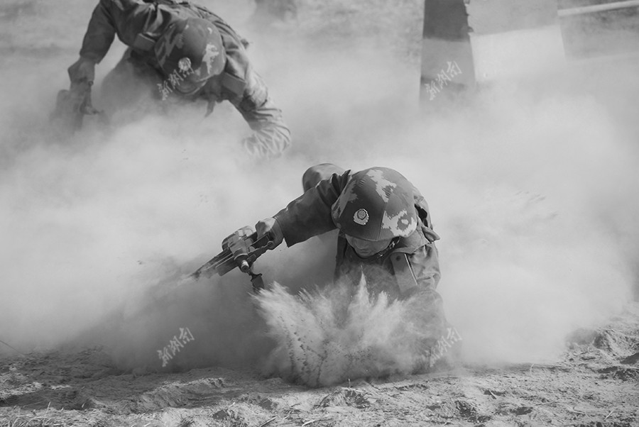 单兵战术基础动作训练,持枪侧身低次匍匐前进.