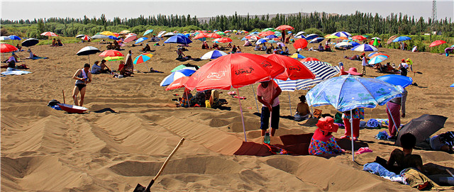 全国各地的游客在吐鲁番沙疗寿伟 摄