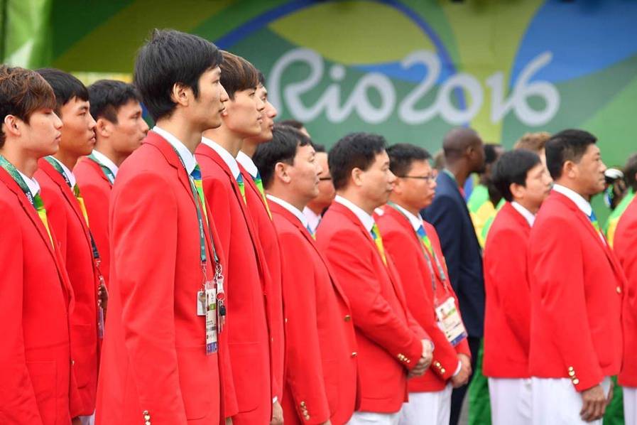 视频：中国代表团在奥运村举行升旗仪式