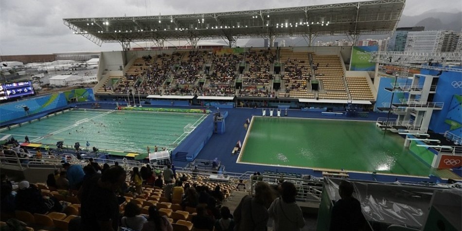 不能幸免！里约奥运水球场也变绿了