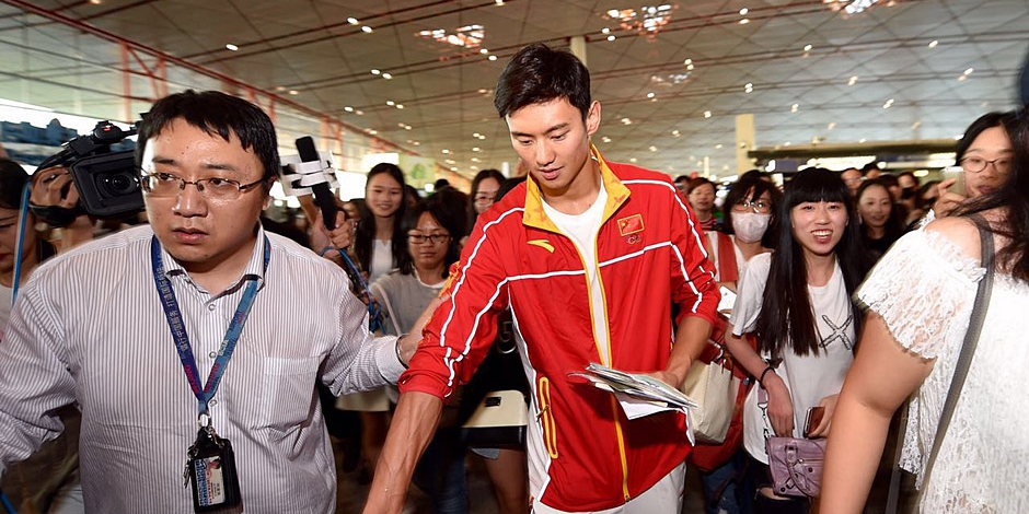奥运中国游泳队抵达北京 粉丝媒体包围宁泽涛