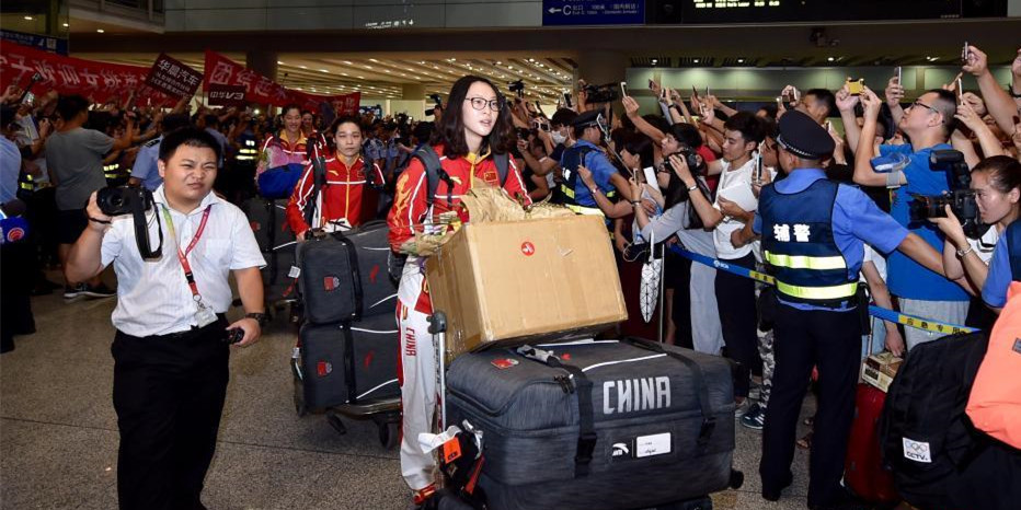 中国女排抵达首都机场 粉丝潮水般涌上夹道迎接