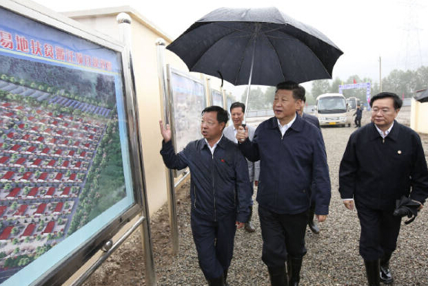 习近平冒雨考察青海易地扶贫搬迁新村