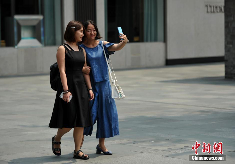 成都再迎高温天气 美女顶烈日逛街