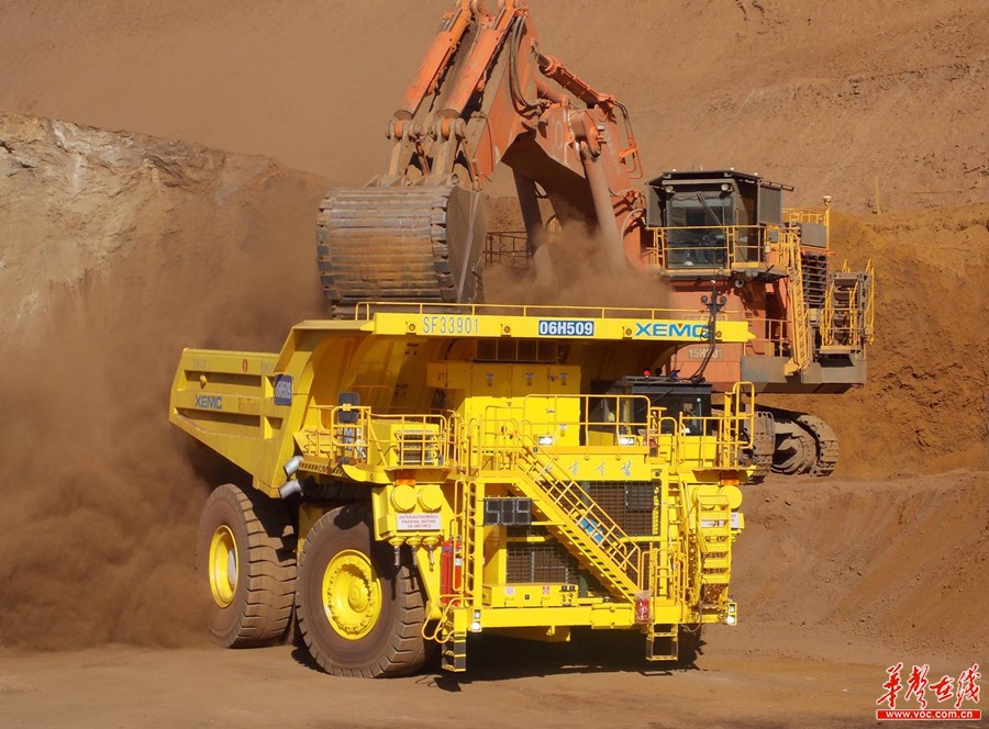 图为湘电制造的大车在澳大利亚矿山满载运行.