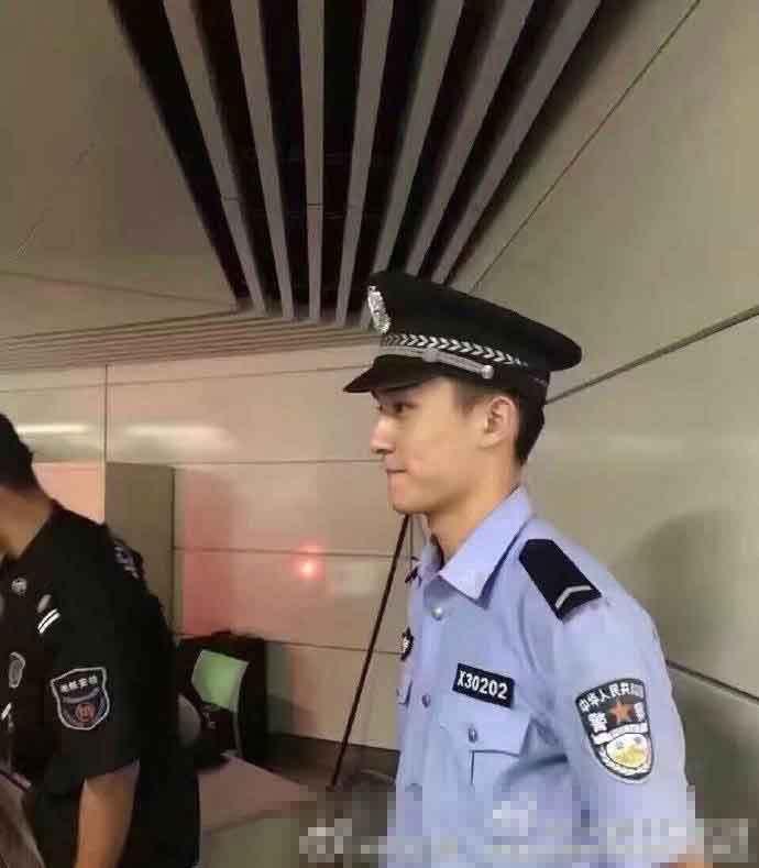 杭州警察被赞颜值爆表网友帅哥都上交给国家了