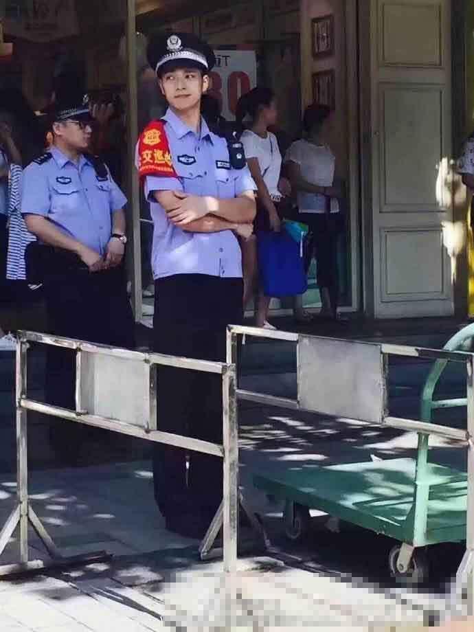 杭州警察被赞颜值爆表 网友:帅哥都上交给国家了