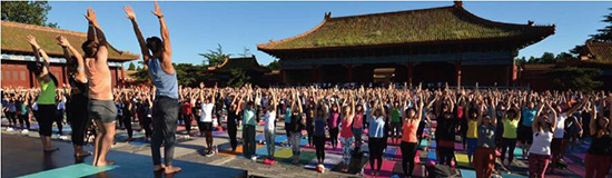 千名瑜伽爱好者相聚北京太庙
