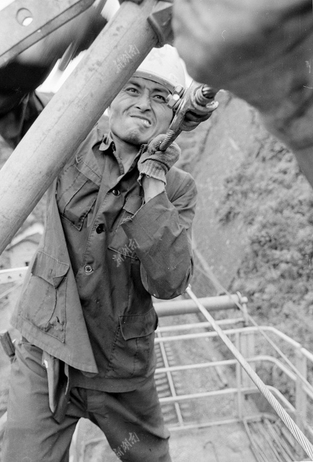 1991年6月湘黔铁路电气化改造,工人们顶着酷暑调整接触网