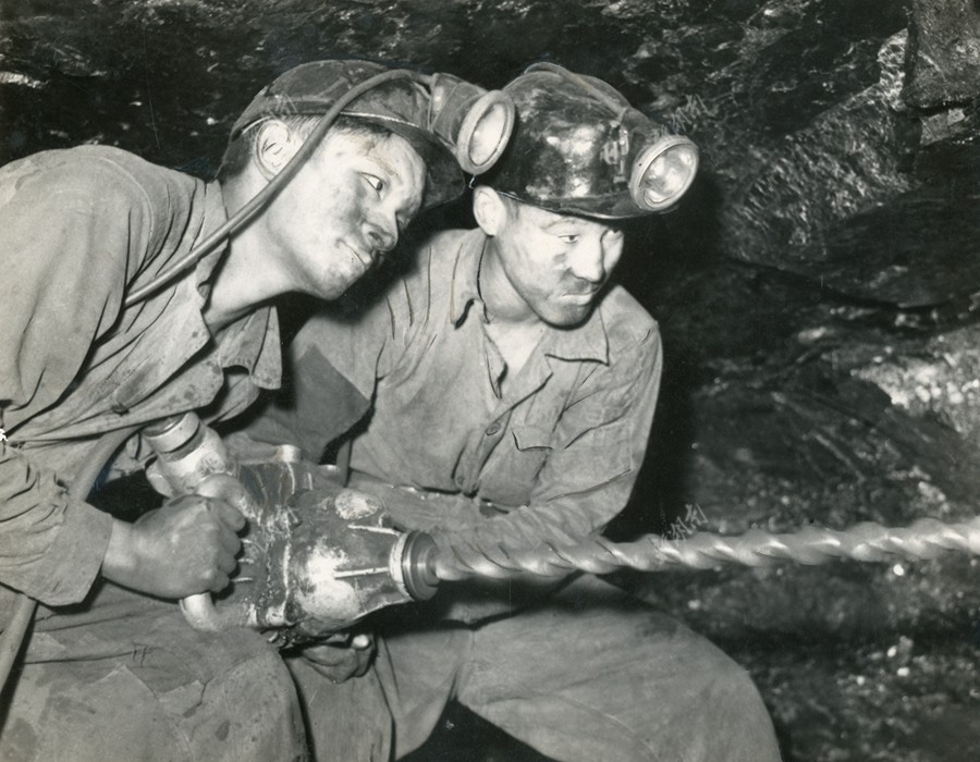 1959年,资兴煤矿二工区南平硐六生产队的工人们正用电钻向煤山进军