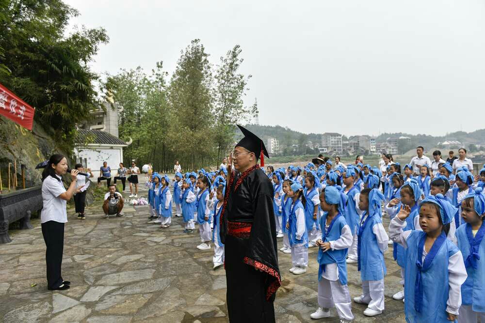 沅陵县鹤鸣山小学新生举行"发蒙启智"仪式